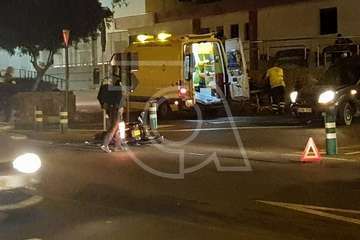 Un motorista sufre lesiones en una colisión con un coche en Lomo Cementerio (Foto TA)